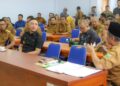 MENINJAU SPMB : Gubernur Banten Andra Soni (kiri), meninjau pelaksanaan SPMB beberapa waktu lalu, di Kabupaten Lebak. Hingga saat ini, orang nomor satu di Banten belum melakukan tindakan, terkait banyak temuan pelanggaran pada proses tersebut. (ISTIMEWA)