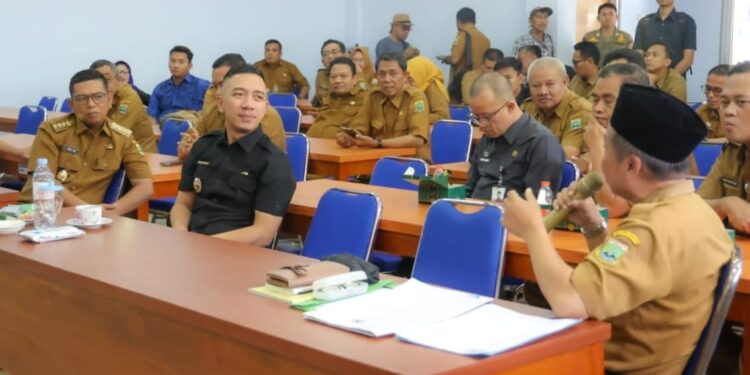 MENINJAU SPMB : Gubernur Banten Andra Soni (kiri), meninjau pelaksanaan SPMB beberapa waktu lalu, di Kabupaten Lebak. Hingga saat ini, orang nomor satu di Banten belum melakukan tindakan, terkait banyak temuan pelanggaran pada proses tersebut. (ISTIMEWA)