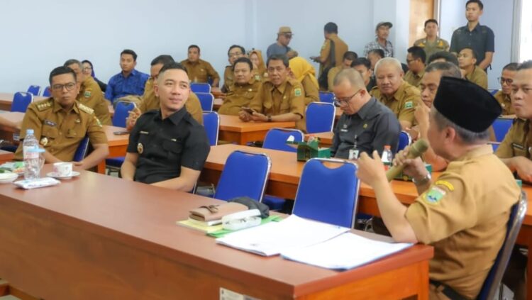 MENINJAU SPMB : Gubernur Banten Andra Soni (kiri), meninjau pelaksanaan SPMB beberapa waktu lalu, di Kabupaten Lebak. Hingga saat ini, orang nomor satu di Banten belum melakukan tindakan, terkait banyak temuan pelanggaran pada proses tersebut. (ISTIMEWA)