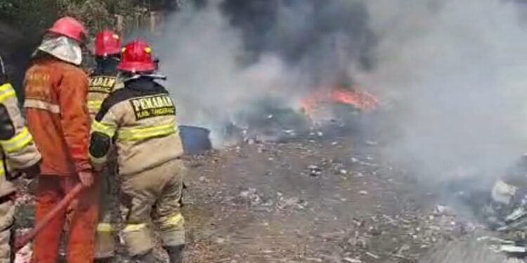 Lapak Limbah Terbakar, Rumah Ikut Hangus di Sepatan Timur Tangerang