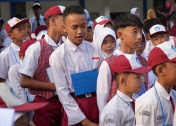 MENGIKUTI APEL : Sejumlah anak SD Selaraja Warunggunung, Kabupaten Lebak mengikuti apel pagi dihari pertama masuk. Mereka datang kesekolah diantarkan langsung oleh bapaknya. (ISTIMEWA)