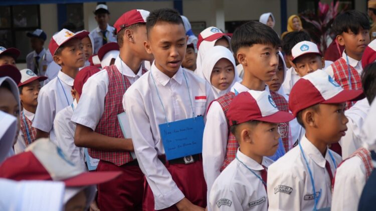 MENGIKUTI APEL : Sejumlah anak SD Selaraja Warunggunung, Kabupaten Lebak mengikuti apel pagi dihari pertama masuk. Mereka datang kesekolah diantarkan langsung oleh bapaknya. (ISTIMEWA)