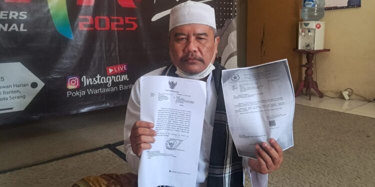 MENUNJUKKAN SURAT : Seorang warga Pandeglang yang dijanjikan mendapat pembangunan RTLH menunjukkan surat rencana pembangunan kepada wartawan di Pokja Wartawan Provinsi Banten, Senin (13/7/2026). (ISTIMEWA)
