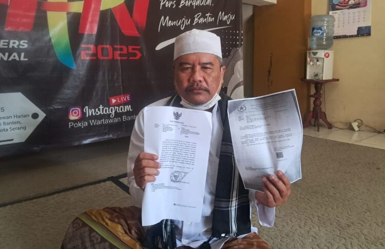 MENUNJUKKAN SURAT : Seorang warga Pandeglang yang dijanjikan mendapat pembangunan RTLH menunjukkan surat rencana pembangunan kepada wartawan di Pokja Wartawan Provinsi Banten, Senin (13/7/2026). (ISTIMEWA)