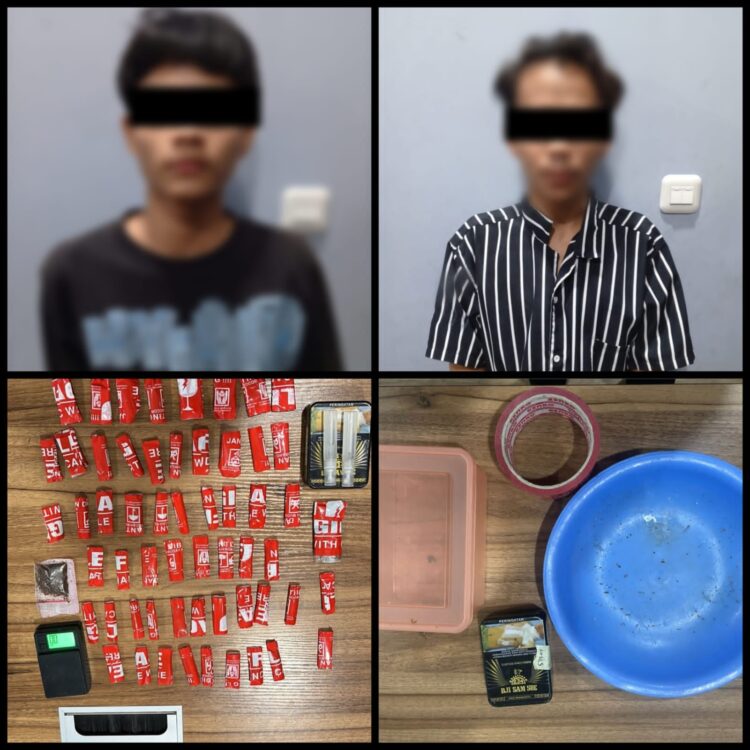 DIAMANKAN - Dua pemuda berinisial MF (21) dan TM (19), diamankan dari sebuah rumah di Kampung Kesampangan, Desa Cigelam, Kecamatan Ciruas, Kabupaten Serang. Keduanya, diduga menjadi pengedar narkotika jenis tembakau sintetis. (ISTIMEWA)