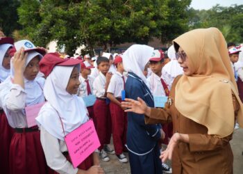 MONITORING - Bupati Pandeglang Raden Dewi Setiani, monitoring proses masuk sekolah di hari pertama, di sejumlah sekolah, Senin (13/7/2026). (ISTIMEWA)