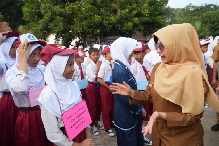 MONITORING - Bupati Pandeglang Raden Dewi Setiani, monitoring proses masuk sekolah di hari pertama, di sejumlah sekolah, Senin (13/7/2026). (ISTIMEWA)