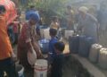 ANTRE AIR BERSIH : Sejumlah warga Kecamatan Angsana, Kabupaten Pandeglang antre mendapatkan pasokan air bersih. (ISTIMEWA)