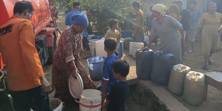 ANTRE AIR BERSIH : Sejumlah warga Kecamatan Angsana, Kabupaten Pandeglang antre mendapatkan pasokan air bersih. (ISTIMEWA)