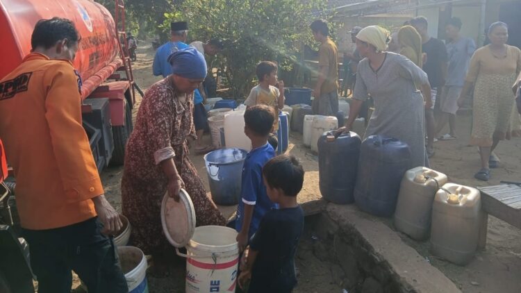 ANTRE AIR BERSIH : Sejumlah warga Kecamatan Angsana, Kabupaten Pandeglang antre mendapatkan pasokan air bersih. (ISTIMEWA)