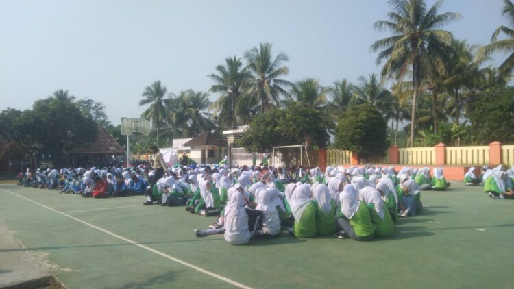 SOSIALISASI - Tim Tagana Kabupaten Pandeglang, menggelar sosialisasi mitigasi kebencanaan di SMAN 15 Pandeglang, Selasa (14/7/2026). (ISTIMEWA)