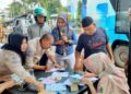 MEMERIKSA PAJAK KENDARAAN : Petugas Samsat dan Polisi melakukan pemeriksaan atau razia pajak kendaraan masyarakat beberapa waktu lalu. (ISTIMEWA)