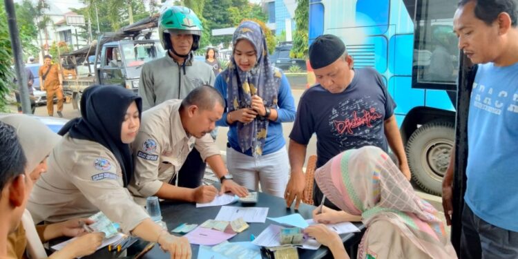 MEMERIKSA PAJAK KENDARAAN : Petugas Samsat dan Polisi melakukan pemeriksaan atau razia pajak kendaraan masyarakat beberapa waktu lalu. (ISTIMEWA)