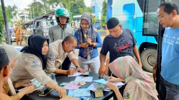 MEMERIKSA PAJAK KENDARAAN : Petugas Samsat dan Polisi melakukan pemeriksaan atau razia pajak kendaraan masyarakat beberapa waktu lalu. (ISTIMEWA)