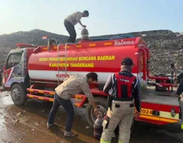 Pascakebakaran TPA Jatiwaringin, DLHK Kabupaten Tangerang Semprot Eco Enzyme