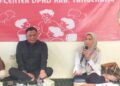 PEMAPARAN: Anggota DPRD Kabupaten Tangerang Deden Umardani dan Perwakilan UPTD PPA Kabupaten Tangerang, Kustri, saat menjadi pembicara dalam Diskusi Reboan di Media Center DPRD Kabupaten Tangerang, Rabu (15/7/2026). (ADITYA/SATELIT NEWS)