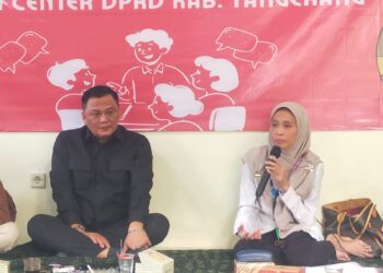 PEMAPARAN: Anggota DPRD Kabupaten Tangerang Deden Umardani dan Perwakilan UPTD PPA Kabupaten Tangerang, Kustri, saat menjadi pembicara dalam Diskusi Reboan di Media Center DPRD Kabupaten Tangerang, Rabu (15/7/2026). (ADITYA/SATELIT NEWS)