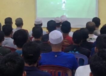 NOBAR BOLA PIALA DUNIA -- Masyarakat dan Pemerintahan Kecamatan Binuang, Kabupaten Serang, menonton pertandingan bola Piala Dunia (FIFA) 2026, sekaligus sebagai ajang pererat silaturahmi, Rabu (15/7/2026) dini hari. (ISTIMEWA)