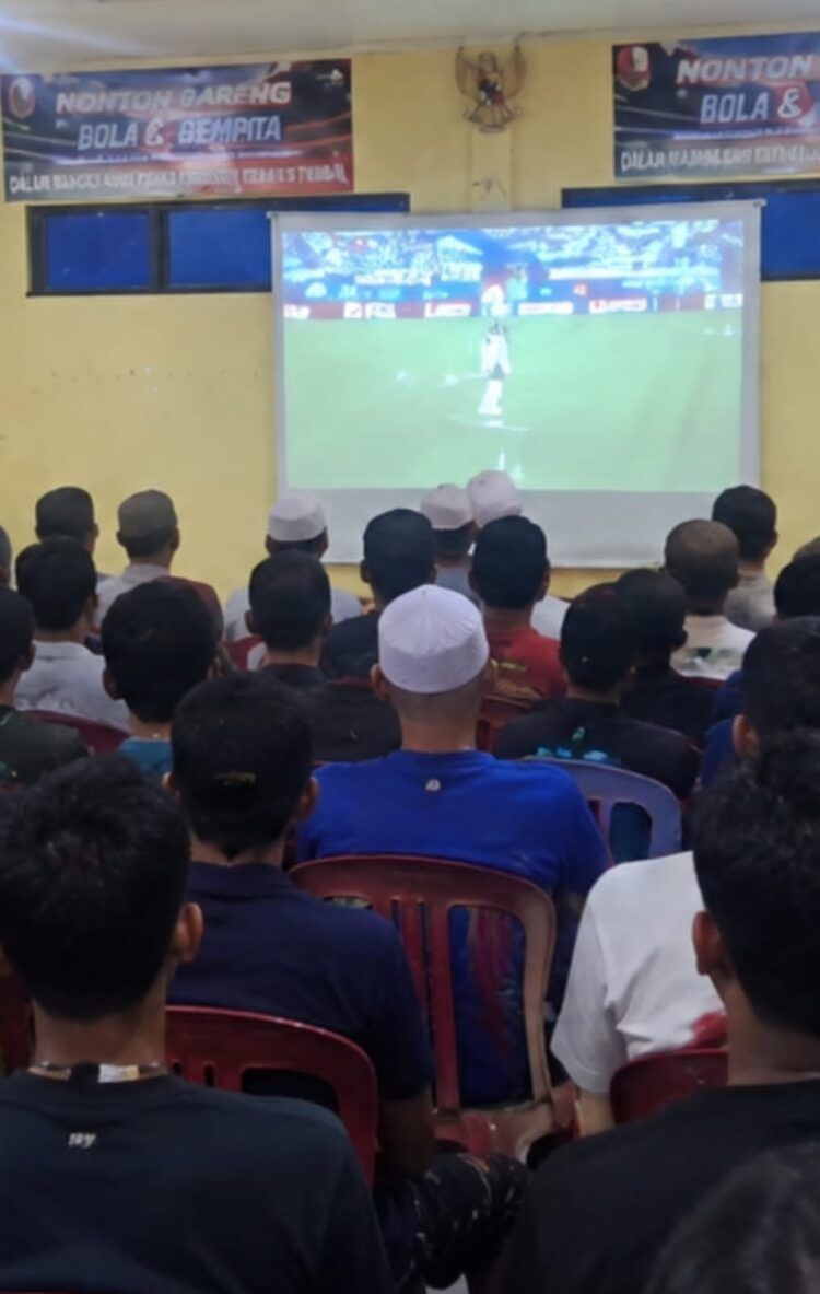NOBAR BOLA PIALA DUNIA -- Masyarakat dan Pemerintahan Kecamatan Binuang, Kabupaten Serang, menonton pertandingan bola Piala Dunia (FIFA) 2026, sekaligus sebagai ajang pererat silaturahmi, Rabu (15/7/2026) dini hari. (ISTIMEWA)