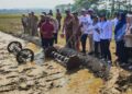 MENGOLAH SAWAH : Pegawai Distan Banten bersama warga  Kecamatan Cisata, Kabupaten Pandeglang mengolah sawah melalui program PM-AAS. (ISTIMEWA)