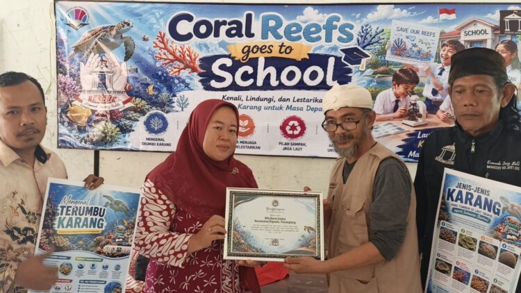 EDUKASI - FPTK Banten dan Perkumpulan Boedak Saung, memberikan penghargaan kepada Kepala MTs Darul Azqiya, Rabu (15/7/2026). (MARDIANA/SATELITNEWS.COM)