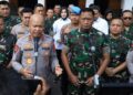 MENYAMPAIKAN KETERANGAN : Kapolda Banten Irjenpol Hengki (dua dari kiri) dan Danrem 064/MY Brigjen TNI Daru Cahyadi Soeprapto (dua dari kanan) menyampaikan keterangan kepada wartawan. (ISTIMEWA)