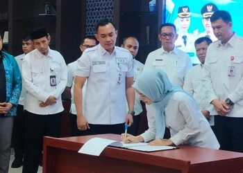 PEMBUKAAN -- Bupati Serang Ratu Rachmatuzakiyah, membuka High Level Meeting Tim Percepatan dan Perluasan Digitalisasi Daerah (TP2DD) Kabupaten Serang Tahun 2026 di Aula Surosowan Bank bjb Kantor Cabang Khusus (KCK) Banten pada Rabu, (15/7/2026). (ISTIMEWA)