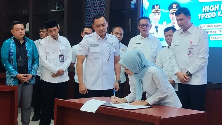 PEMBUKAAN -- Bupati Serang Ratu Rachmatuzakiyah, membuka High Level Meeting Tim Percepatan dan Perluasan Digitalisasi Daerah (TP2DD) Kabupaten Serang Tahun 2026 di Aula Surosowan Bank bjb Kantor Cabang Khusus (KCK) Banten pada Rabu, (15/7/2026). (ISTIMEWA)