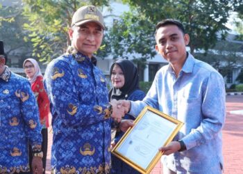MENYERAHKAN PIAGAM : Wagub Banten Achmad Dimyati Natakusumah menyerahkan piagam usai mempin apel peringatan Hari Koperasi Nasional. (ISTIMEWA)