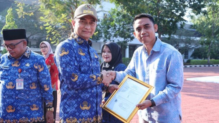MENYERAHKAN PIAGAM : Wagub Banten Achmad Dimyati Natakusumah menyerahkan piagam usai mempin apel peringatan Hari Koperasi Nasional. (ISTIMEWA)