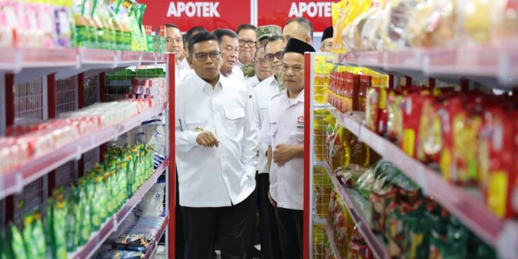 MELIHAT KDMP : Gubernur Banten Andra Soni, melihat KDMP yang sudah beroperasi di wilayah Tangerang Raya, beberapa waktu lalu. (DOKUMEN/SATELITNEWS.COM)