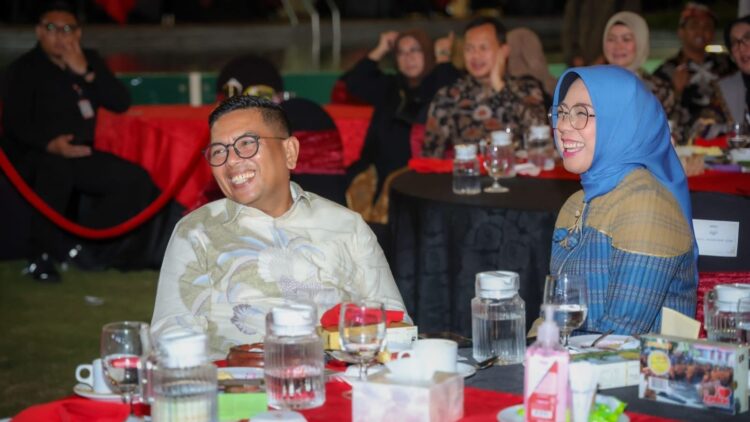 MENGHADIRI ACARA : Gubernur Banten Andra Soni (kiri) didampingi istrinya Tinawati Andra Soni (kanan) menghadiri raker APPSI. (ISTIMEWA)