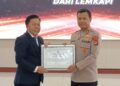TERIMA PENGHARGAAN -- Kapolres Pandeglang AKBP Dhyno Indra Setyadi, menerima penghargaan Presisi Award. (ISTIMEWA)