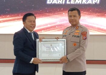 TERIMA PENGHARGAAN -- Kapolres Pandeglang AKBP Dhyno Indra Setyadi, menerima penghargaan Presisi Award. (ISTIMEWA)