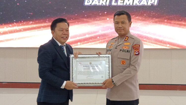 TERIMA PENGHARGAAN -- Kapolres Pandeglang AKBP Dhyno Indra Setyadi, menerima penghargaan Presisi Award. (ISTIMEWA)