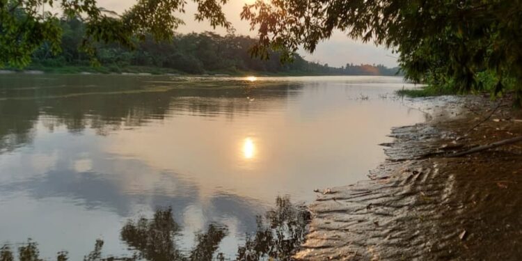 KALI CIUJUNG : Kali Ciujung di Desa Sangiang, Kecamatan Pamarayan, Kabupaten Serang, mulai surut karena kemarau. Baru-baru ini, aliran Sungai Ciujung di Kabupaten Serang, berubah menjadi hitam karena pembuangan limbah. (ISTIMEWA)