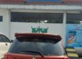 TERPARKIR : Salah satu kendaraan yang akan melakukan uji fisik kendaraan, terparkir di halaman kantor Samsat Ciruas. (ISTIMEWA)