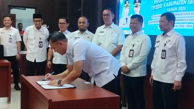 PENANDATANGANAN -- Kepala Bapenda Kabupaten Serang Lalu Farhan Nugraha (tengah), melakukan penandatangan komitmen bersama pemanfaatan digitalisasi daerah. (ISTIMEWA)
