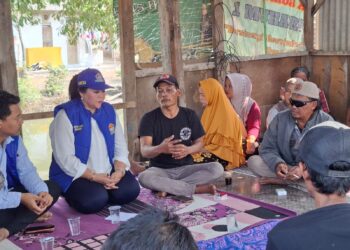 BERKUNJUNG - Ketua DPD Himpunan Nelayan Seluruh Indonesia (HNSI) Provinsi Banten, Neneng Sri Hastuti Handayani, mendatangi pangkalan nelayan di Kampung Lumalang Kaliasin, Kecamatan Bojonegara, Kabupaten Serang, Sabtu (18/7/2026). (ISTIMEWA)