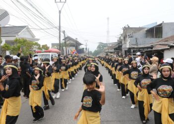 TARI KOLOSAL - Ribuan warga Ciomas menggelar tari kolosal, dalam Festival Ciomas Ngabring 2026, Minggu (19/7/2026). (ISTIMEWA)