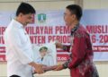 MENERIMA PLAKAT : Wagub Banten Achmad Dimyati Natakusumah (kiri), menerima plakat usai menghadiri acara pengukuhan PW PMI Banten. (ISTIMEWA)