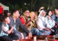 NONTON BARENG : Gubernur Banten Andra Soni (tengah), didampingi istri dan ratusan ASN Pemprov Banten, ikut nonton bareng final piala dunia di lapangan gedung negara, Senin (20/7/2026) dini hari. (ISTIMEWA)