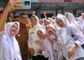 POTO BERSAMA : Gubernur Banten Andra Soni, poto bersama dengan anak SMK di Pandeglang. Ditahun anggaran 2025 lalu, dana BOS Swasta sebesar Rp861,270 juta menjadi temuan BPK. (ISTIMEWA)