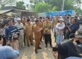 MENINJAU - Gubernur Banten Andra Soni, meninjau proyek pembangunan jembatan Mekarsari, Selasa (21/7/2026). (SIDIK/SATELITNEWS.COM)