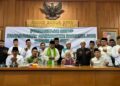 DEKLARASI - Abuya Muhtadi Cidahu, beserta Ketua dan jajaran anggota DPRD Kabupaten Pandeglang, mendeklarasikan penolakan LGBT, di ruang Bamus DPRD Kabupaten Pandeglang, Rabu (22/7/2026). (ISTIMEWA)