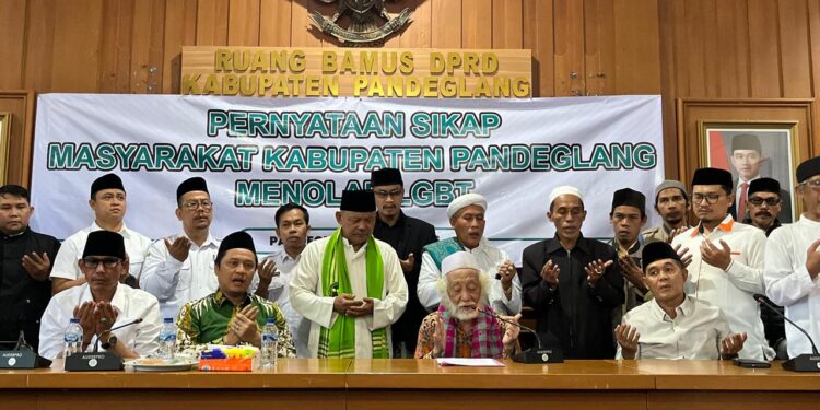 DEKLARASI - Abuya Muhtadi Cidahu, beserta Ketua dan jajaran anggota DPRD Kabupaten Pandeglang, mendeklarasikan penolakan LGBT, di ruang Bamus DPRD Kabupaten Pandeglang, Rabu (22/7/2026). (ISTIMEWA)