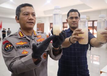 MENUNJUKKAN BARANG BUKTI : Kabid Humas Polda Banten Kombespol Maruli Ahiles Hutapea (kiri), menunjukkan barang bukti BBL. (ISTIMEWA)