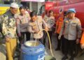 SALURKAN BANTUAN - Jajaran Polres Pandeglang salurkan bantuan air bersih. (ISTIMEWA)