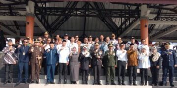 FOTO BERSAMA - Bupati Pandeglang Raden Dewi Setiani, Wabup Pandeglang Iing Andri Supriadi, bersama jajaran pejabat Forkopimda,foto bersama usai mengikuti upacara Hari Bhayangkara Ke-80, Rabu (1/7/2026). (ISTIMEWA)