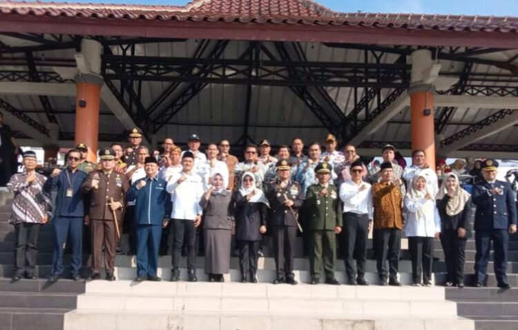 FOTO BERSAMA - Bupati Pandeglang Raden Dewi Setiani, Wabup Pandeglang Iing Andri Supriadi, bersama jajaran pejabat Forkopimda,foto bersama usai mengikuti upacara Hari Bhayangkara Ke-80, Rabu (1/7/2026). (ISTIMEWA)